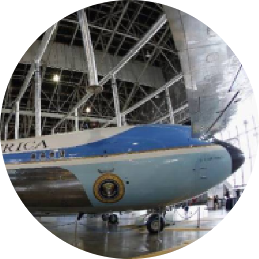 大統領専用機エアフォースワンの格納庫にも無電極ランプが使用されています！